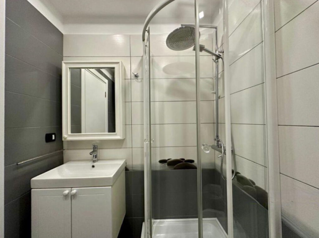 🏡 APARTAMENT 1+1 ME QIRA – RRUGA E KAVAJËS, QENDËR