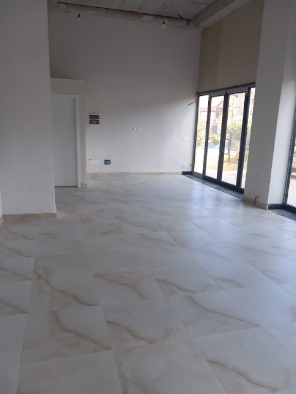 🏢 BUSINESS PREMISES FOR RENT – PORCELAIN AREA