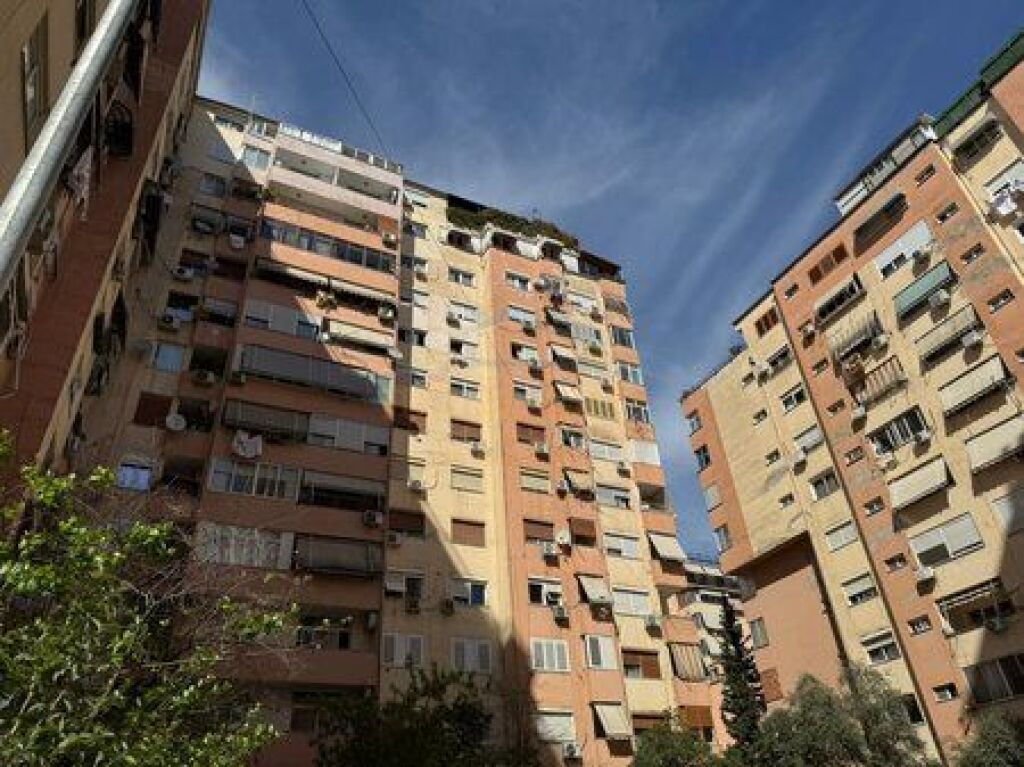 BUSINESS PREMISES FOR SALE, PARIS MUNICIPALITY
