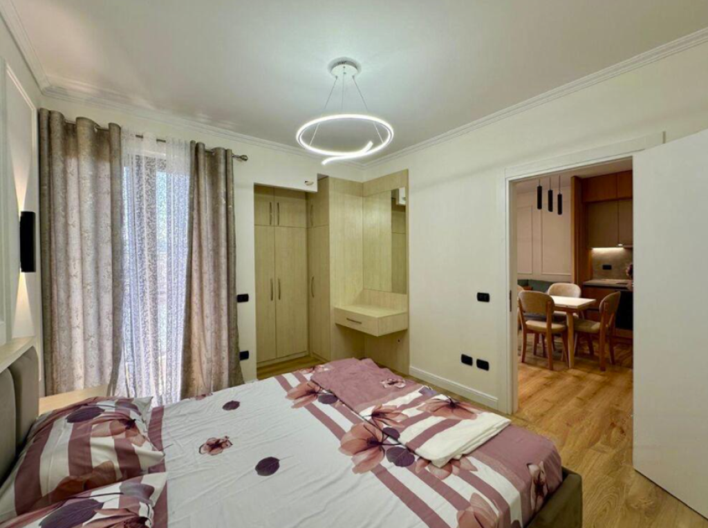 🏡 APARTAMENT 1+1 ME QIRA – RRUGA E KAVAJËS, QENDËR