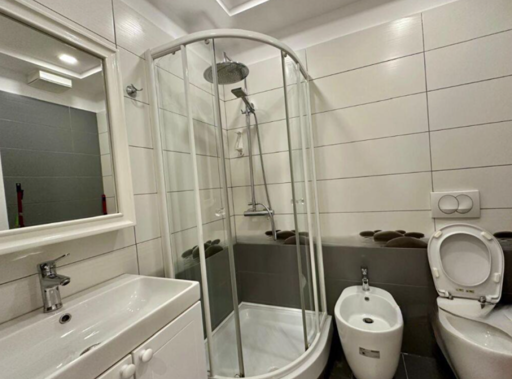 🏡 APARTAMENT 1+1 ME QIRA – RRUGA E KAVAJËS, QENDËR