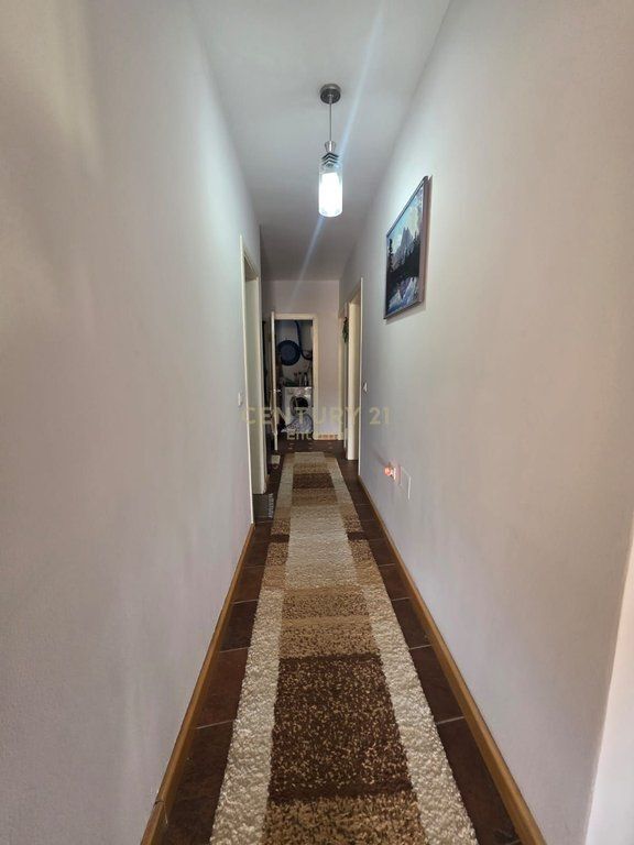 Apartment 3+1+2 for sale in Blloku Gintash, Laprake