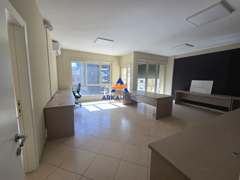 LOCALE UFFICIO IN AFFITTO 140M2 "ZONA DELLA VECCHIA STAZIONE FERROVIARIA, VIA KARL GEGA" 110000 LEKE