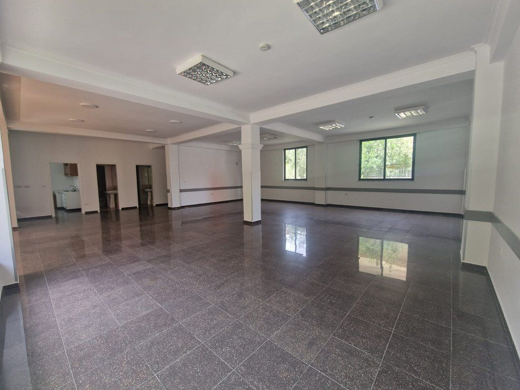 Godinë 2-Katëshe me Qira – Ideale për Klinika dhe Zyra ne Porcelan! 2,500 € /Muaj