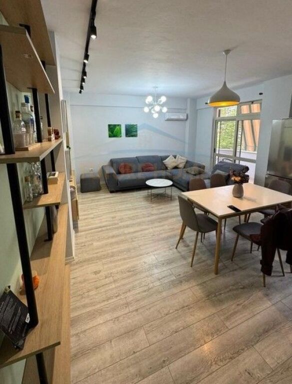 Qira, Apartament 3+1+2, Stacioni Trenit, Tiranë.
