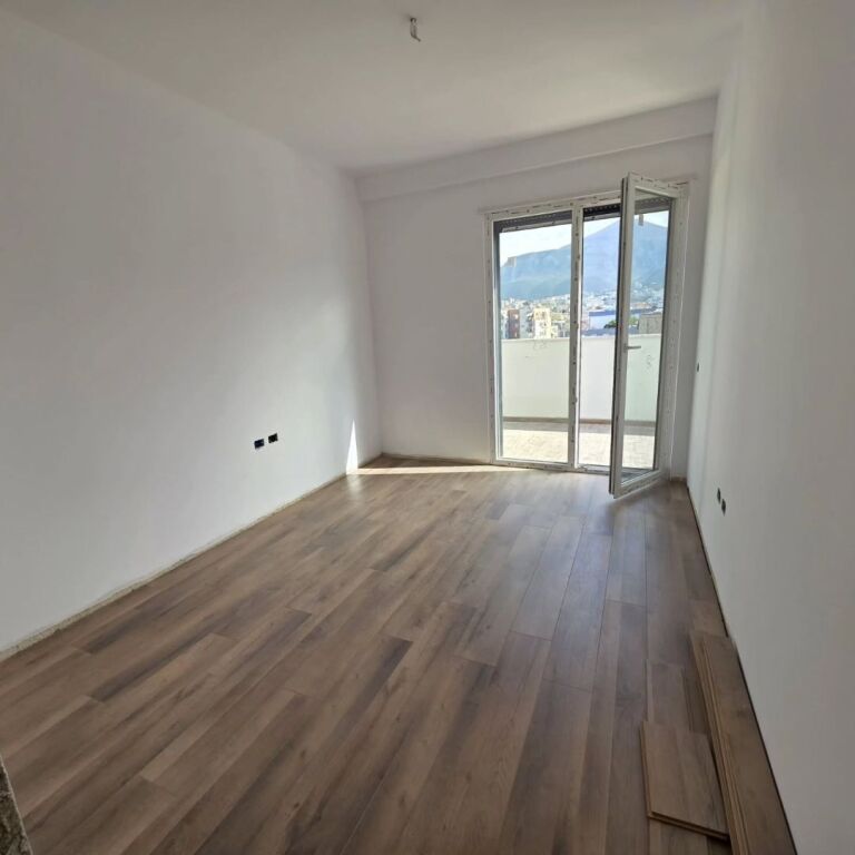 In vendita..! Mercato Elettrico Appartamento 2+1+2+Veranda