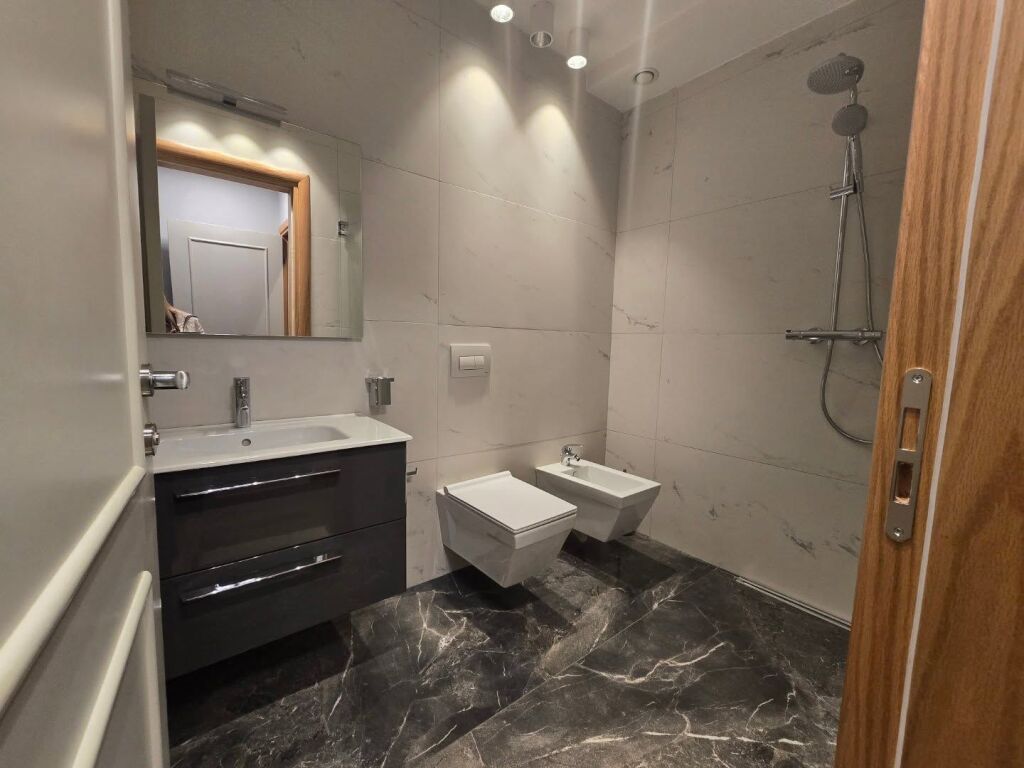IN VENDITA: APPARTAMENTO DI LUSSO 2+1+2_ VIA FROSINA PLAKU _Vicino alla scuola Naim Frashëri