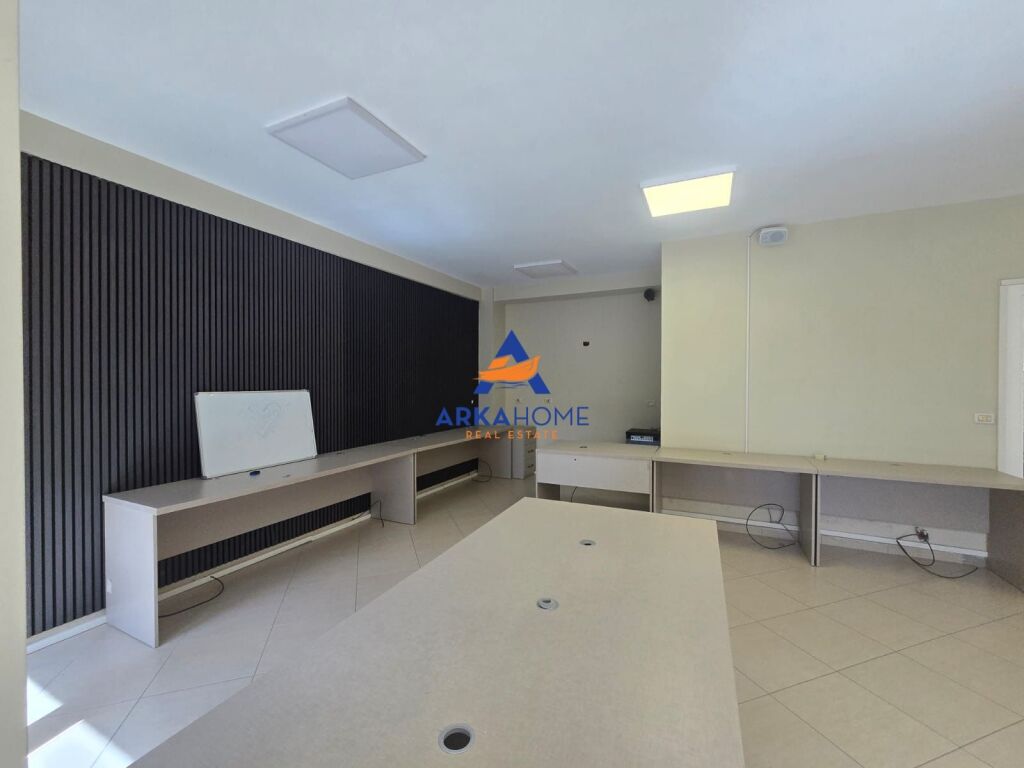 LOCALE UFFICIO IN AFFITTO 140M2 "ZONA DELLA VECCHIA STAZIONE FERROVIARIA, VIA KARL GEGA" 110000 LEKE