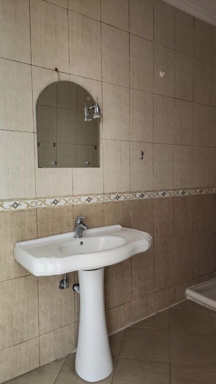 Apartament 2+1+2 me qira përballë Delijorgjit 600 euro