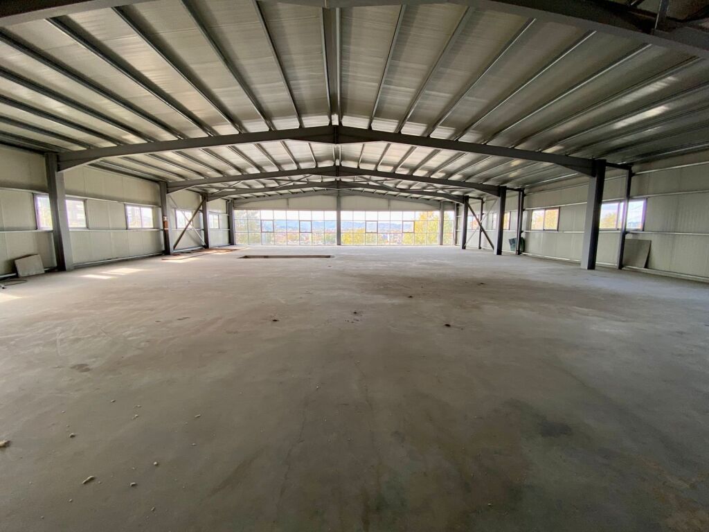 🏭 WAREHOUSE FOR RENT – KAMËZ, ON MAIN STREET