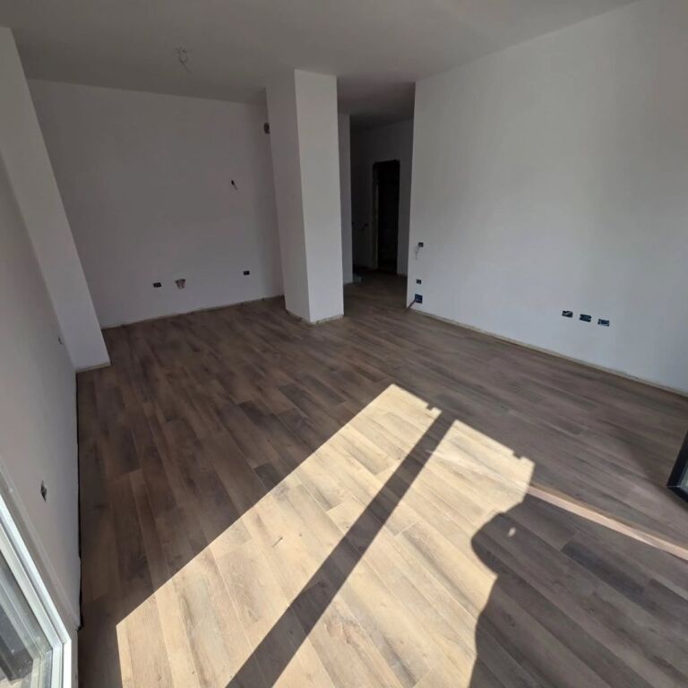 In vendita..! Mercato Elettrico Appartamento 2+1+2+Veranda