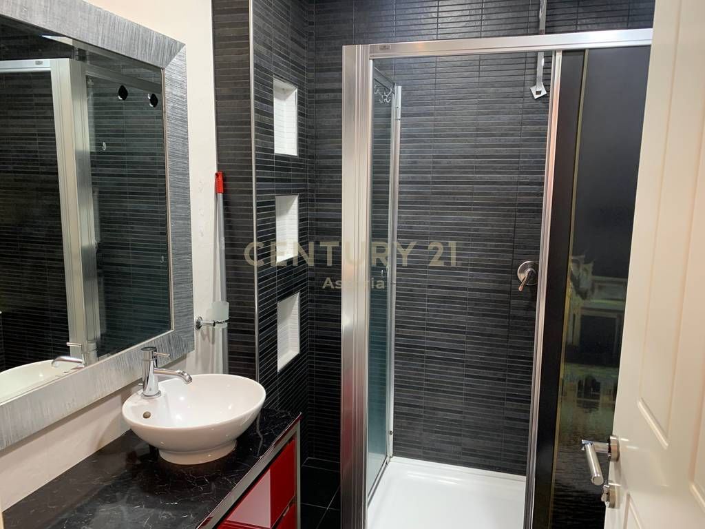 Jepet me qira apartament i bollshëm 2+1+2 me ballkon të mbyllur