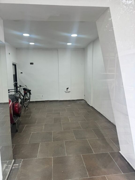 SHOP FOR RENT 27 M2 21 DECEMBER 100,000 LEKE FH-69052