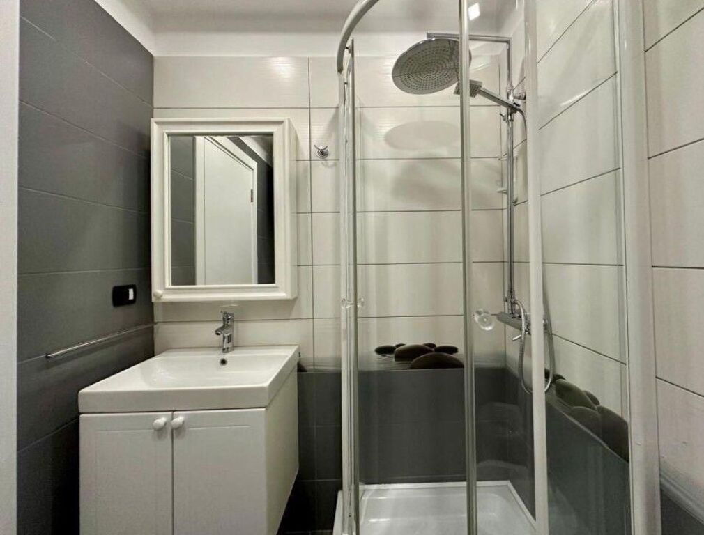 🏡 Jepet me qira apartament 1+1 – Rr. e Kavajës (Qendër)