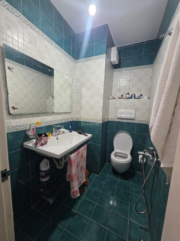 Apartment 3+1+2 for sale in Blloku Gintash, Laprake