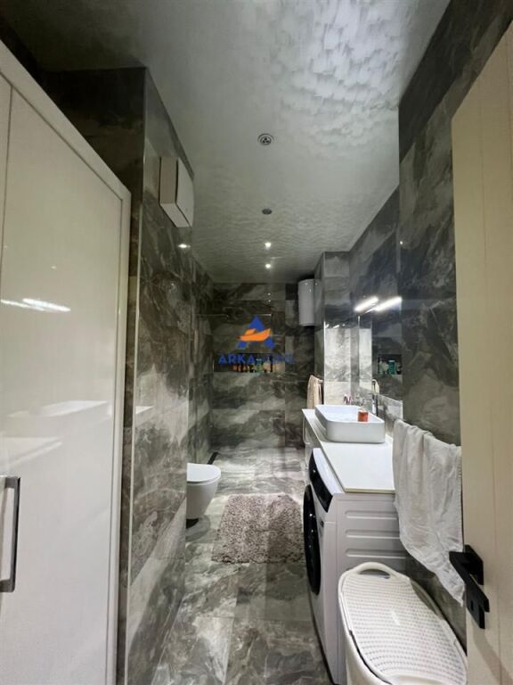 SHITET APARTAMENT 2+1 "NGJITUR ME DELIJORGJIN,COCO BAR" 290000 EURO