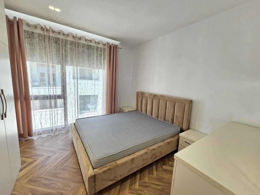 Apartament 2+1 me post parkimi per qira, Liqeni i Thate
