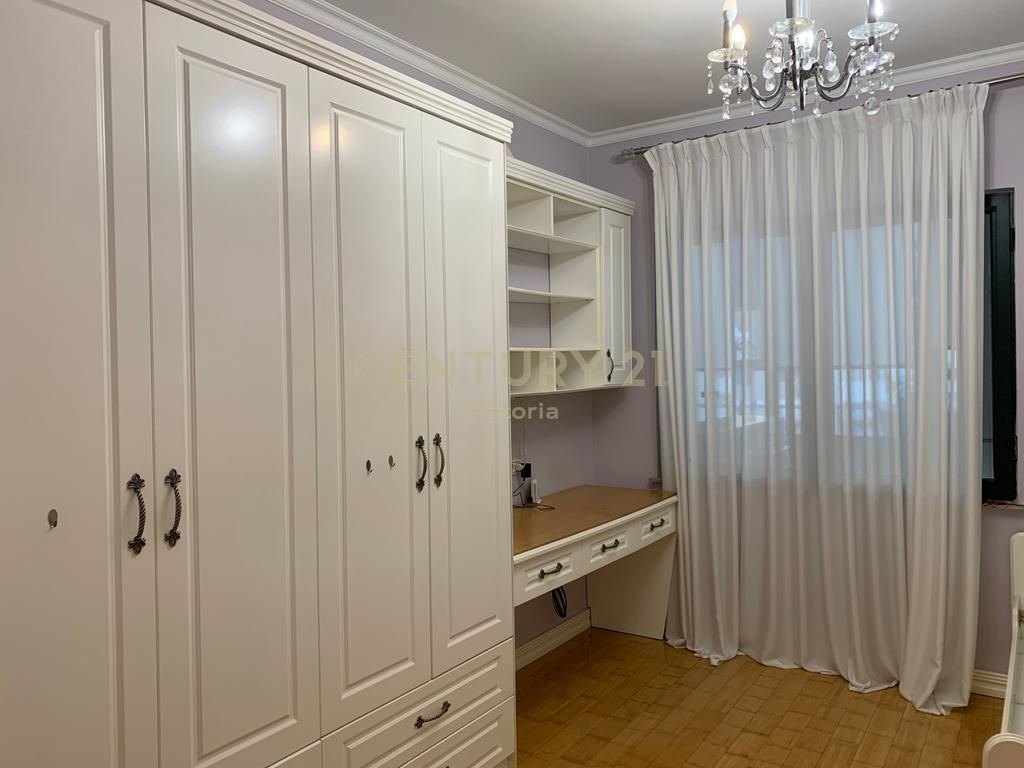 Jepet me qira apartament i bollshëm 2+1+2 me ballkon të mbyllur