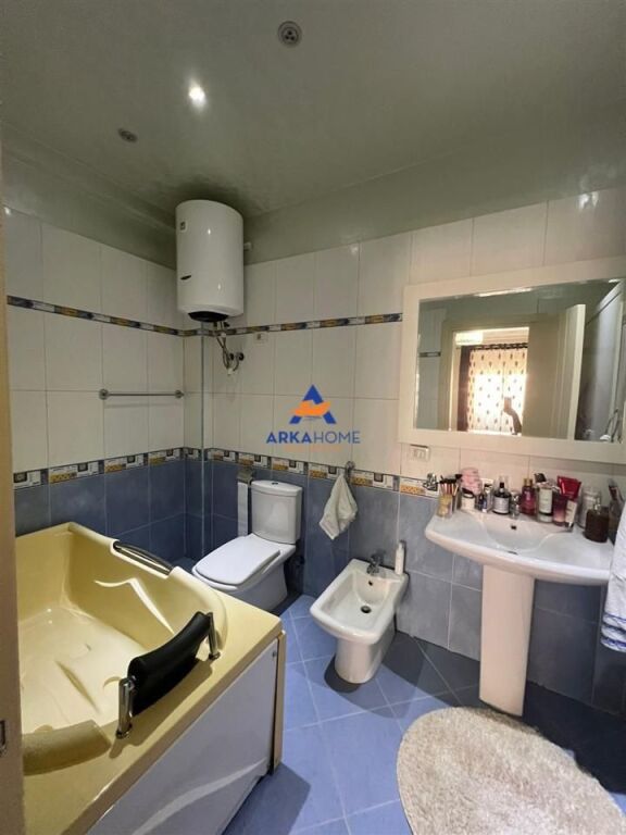 SHITET APARTAMENT 2+1 "NGJITUR ME DELIJORGJIN,COCO BAR" 290000 EURO