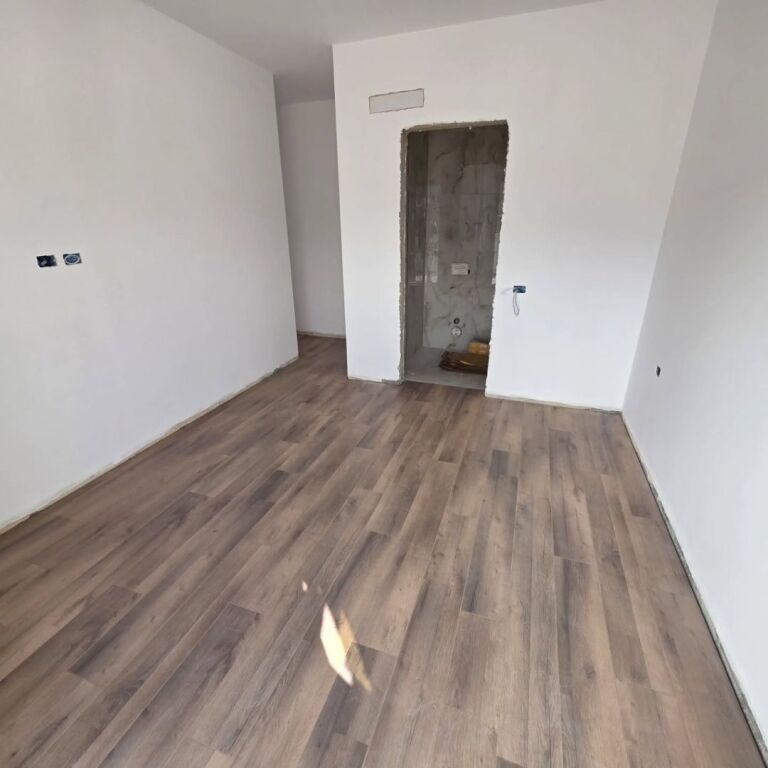 In vendita..! Mercato Elettrico Appartamento 2+1+2+Veranda