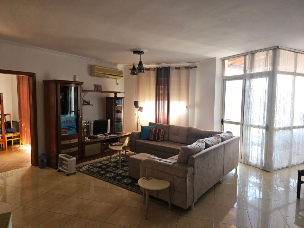 🏢Appartamento in affitto in Via Barrikadave, 2+1, arredato 65,000Leke     