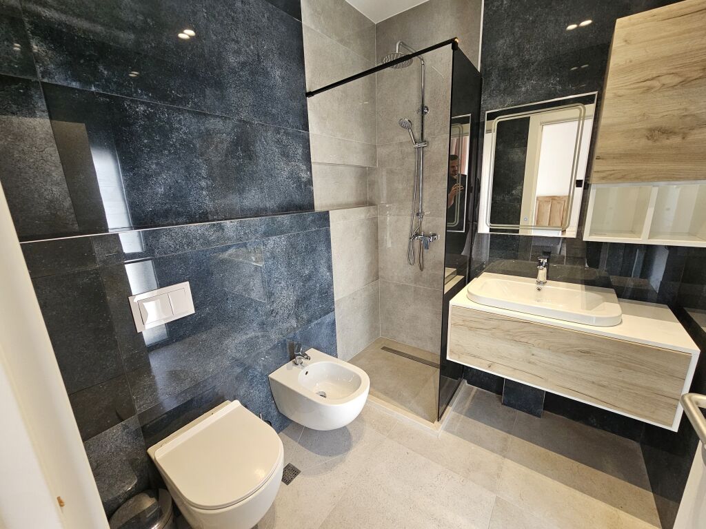 Apartament 2+1 me post parkimi per qira, Liqeni i Thate