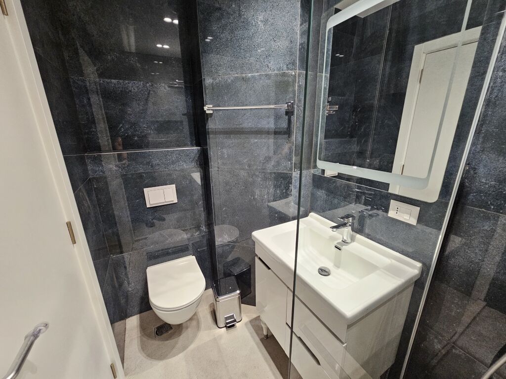 Apartament 2+1 me post parkimi per qira, Liqeni i Thate