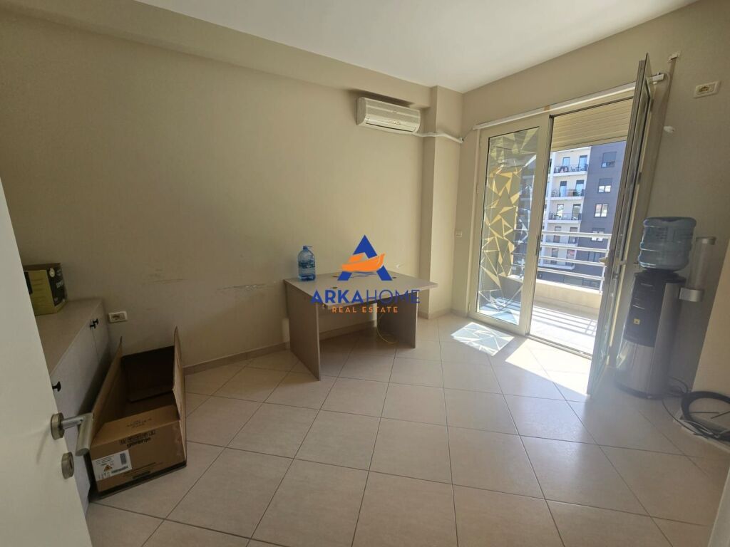 LOCALE UFFICIO IN AFFITTO 140M2 "ZONA DELLA VECCHIA STAZIONE FERROVIARIA, VIA KARL GEGA" 110000 LEKE