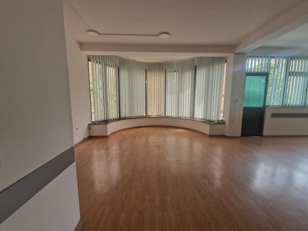 Godinë 2-Katëshe me Qira – Ideale për Klinika dhe Zyra ne Porcelan! 2,500 € /Muaj