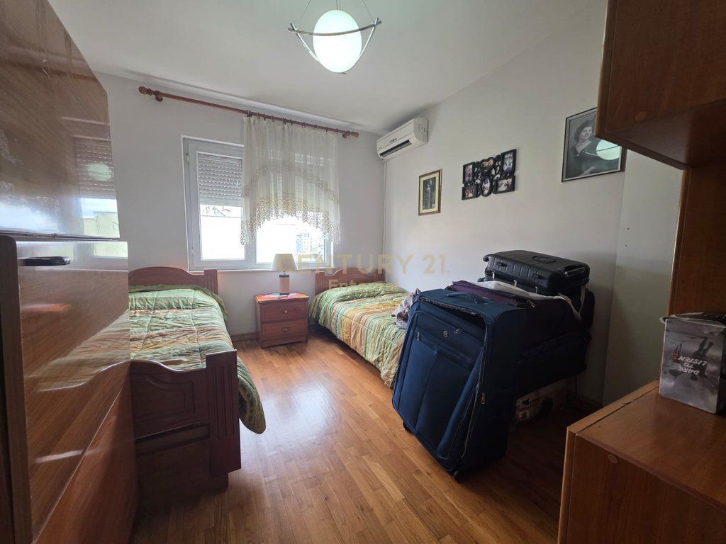 Apartment 3+1+2 for sale in Blloku Gintash, Laprake