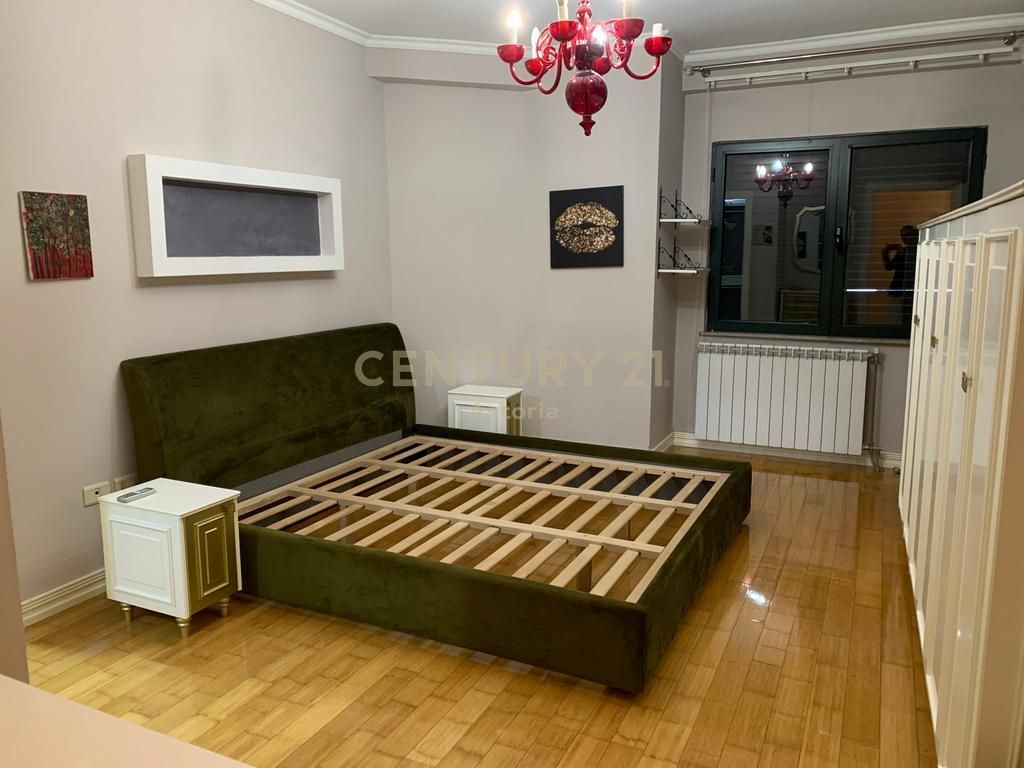 Jepet me qira apartament 2+1+2 i bollshëm në një zonë të qetë dhe familjare.