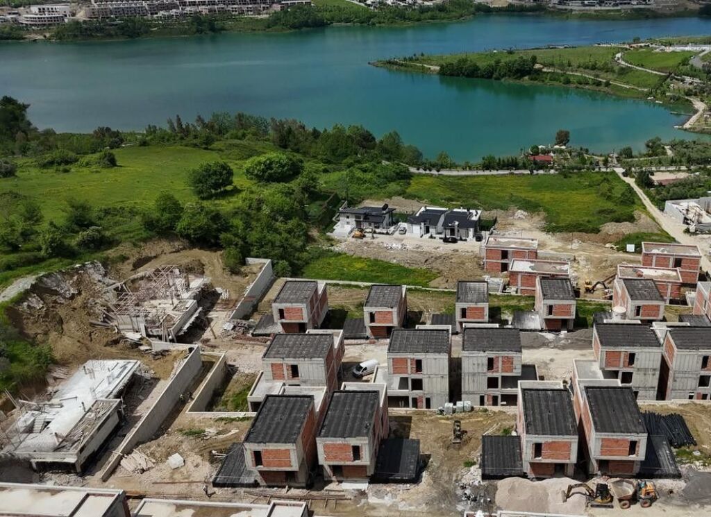 🏡Shitet vilë inviduale 3-katëshe te Residenca Tërfili pranë Liqenit të Farkës❗