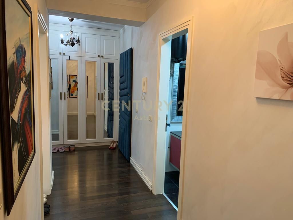 Jepet me qira apartament i bollshëm 2+1+2 me ballkon të mbyllur