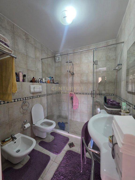 Apartment 3+1+2 for sale in Blloku Gintash, Laprake