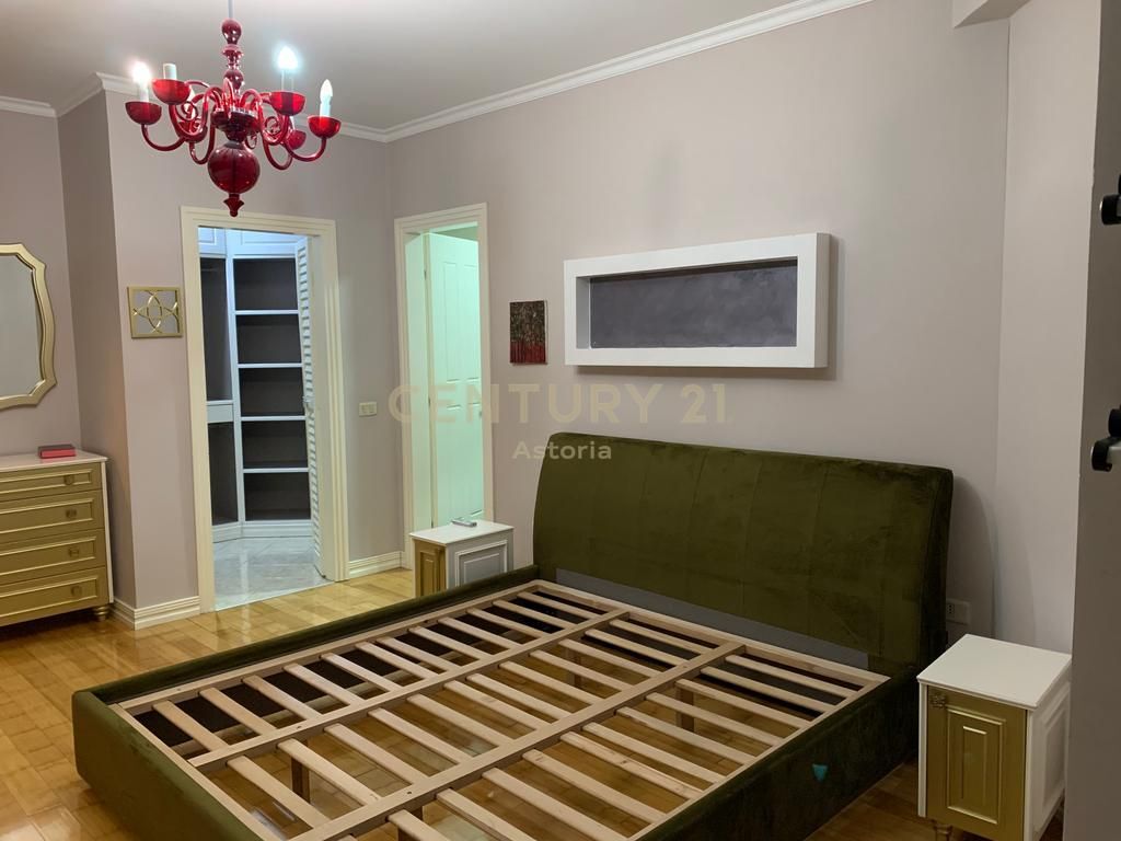 Jepet me qira apartament i bollshëm 2+1+2 me ballkon të mbyllur