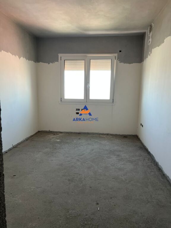 SHITET APARTAMENT 3+1+2+VERANDE "VILA L, 5 MAJ" 44800000 LEKE