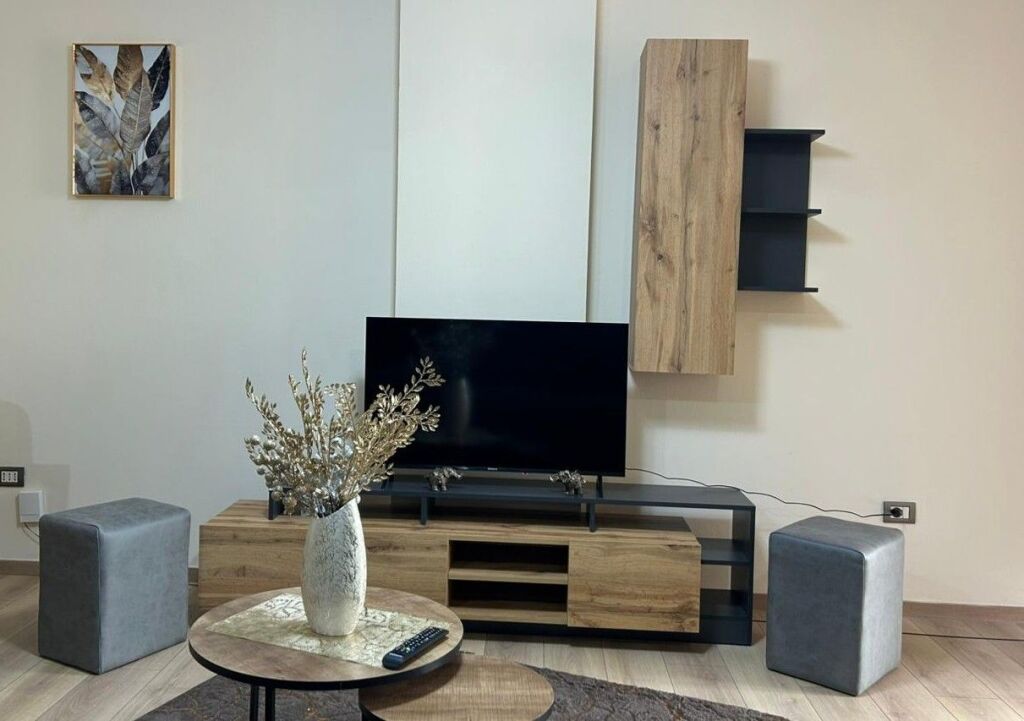 📌 Apartament me Qira – Rruga e Kavajës (përballë Delijorgjit)