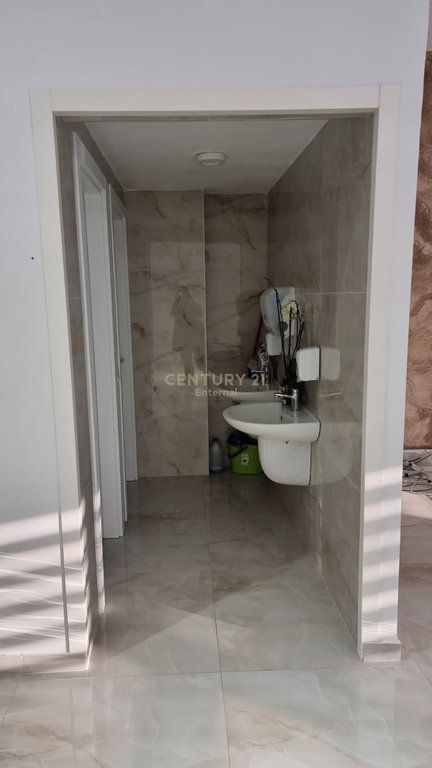 Commercial Unit for Rent at Pharmacy 10    3500