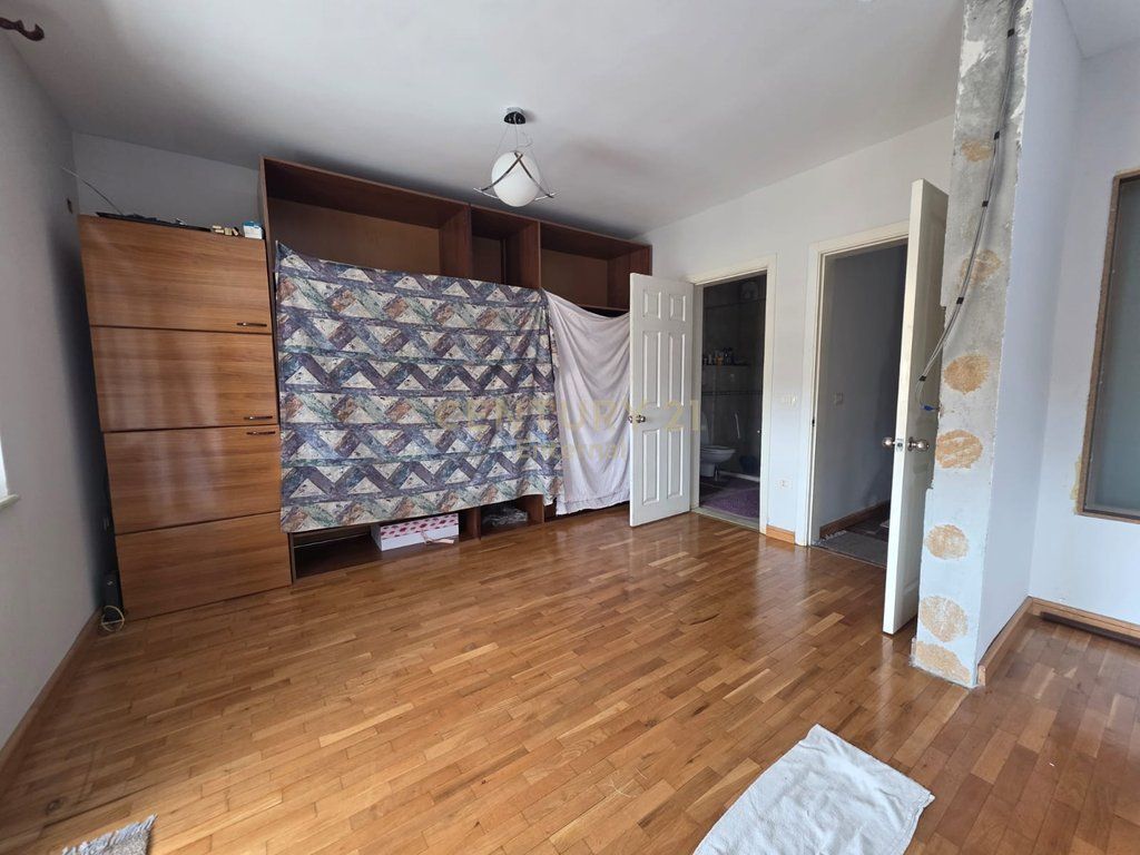 Apartment 3+1+2 for sale in Blloku Gintash, Laprake