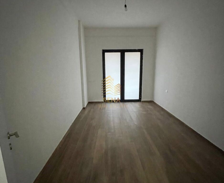 Affitto, Locale Commerciale, 2+1+balcone, Complesso Arlis – Via Dibra, 650 Euro/Mese
