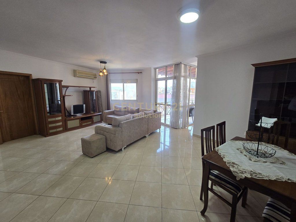 JEPET ME QIRA APARTAMENT 2+1 TEK RRUGA E BARRIKADAVE