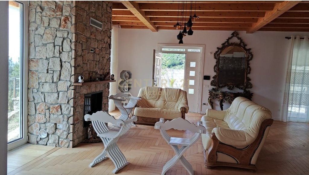 Villa and 7000 m2 of land for sale in Lanabregas