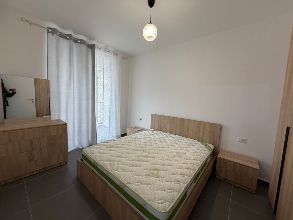 🏡 Apartament 3+1 me qira tek 5 Maji  Në fund të rrugës, në pallat të ri, kati 2 .  💰 65,000 lekë/muaj