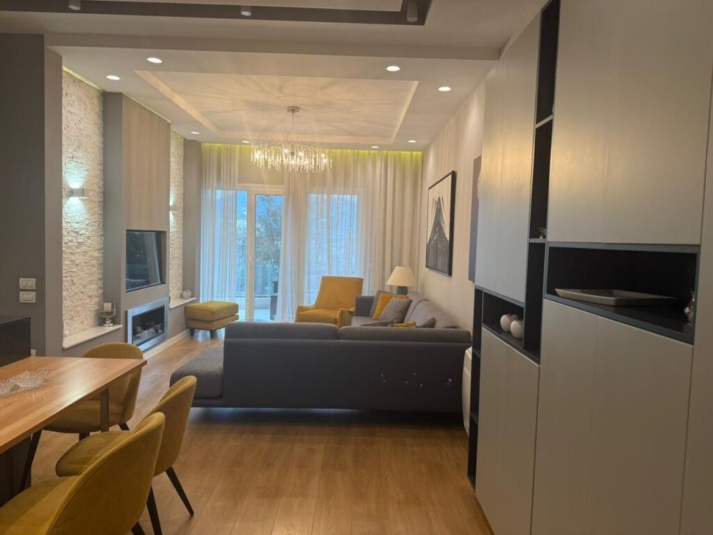 2+1,i mobiluar te xhamia e kopshtit botanik,850 euro