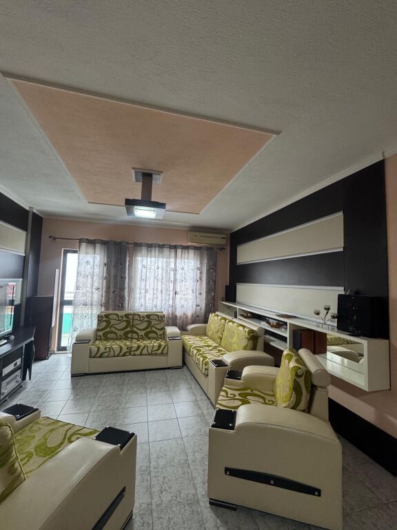 Apartament 2+1+2 me qera tek Materniteti i Ri