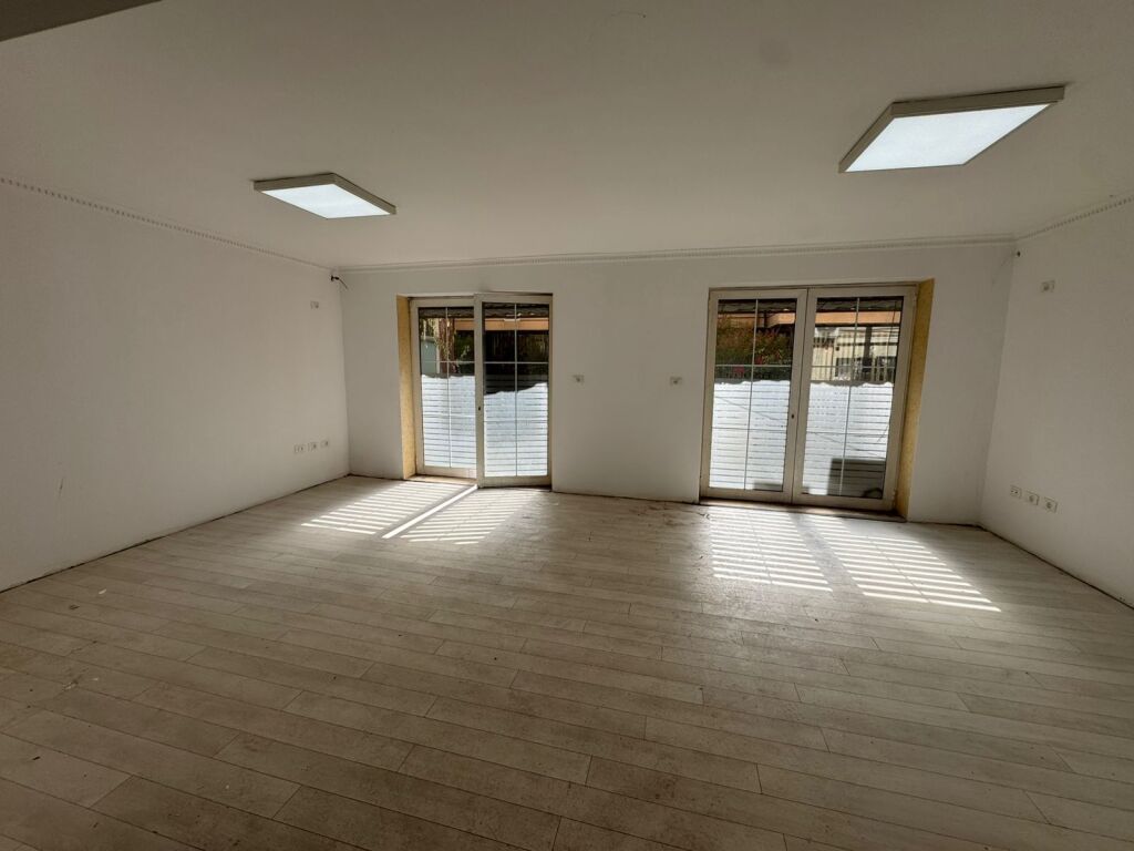 Ambient biznesi me qira ne Rrugen Sander Prosi (prane Mozaikut )