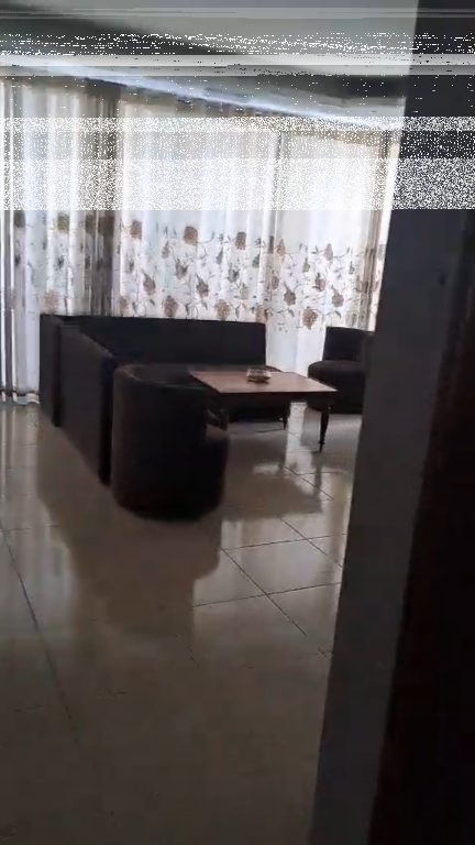 Studio apartment, Varri Bamit!