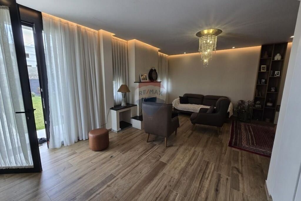 3-story villa for rent in Bërzhitë