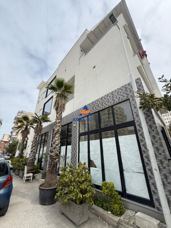 VENDESI TRE PIANI 380M2 "VLORE' 900.000 EURO IN VENDITA