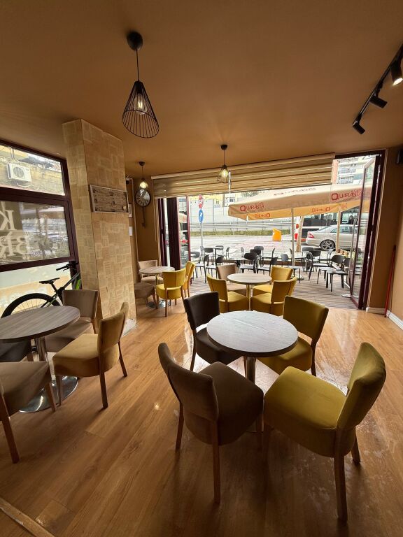 Vicino al Comune di Parigi, Vendesi Locale Commerciale con Veranda &amp; Vicino alla Strada Principale!